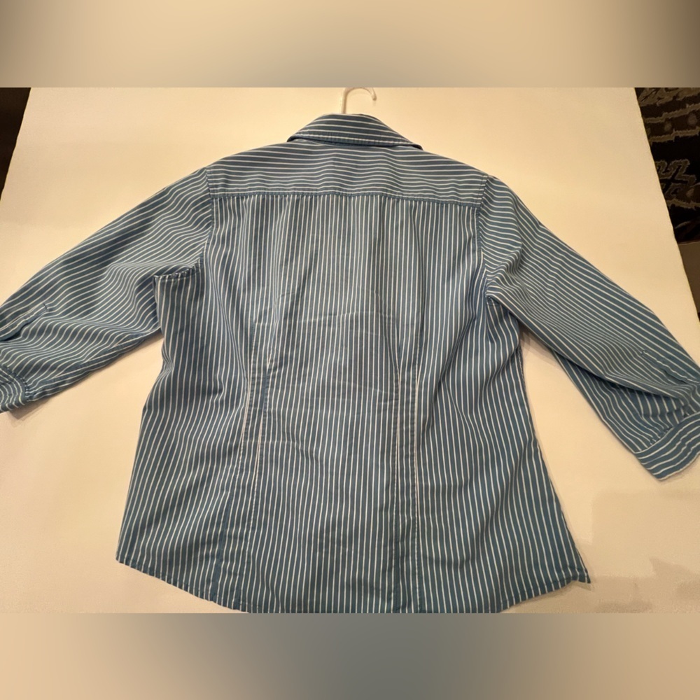 CHICO’S FITTED STRETCH 3/4 LENGTH SLEEVE BLOUSE. BLUE & WHITE. SIZE 2 - Picture 6 of 6